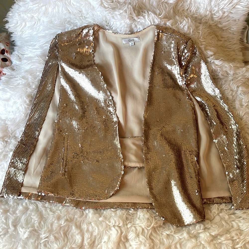 Sleeveless jacket.